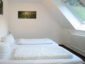 Un pat sau paturi într-o cameră la Holiday Home Hexenstüble by Interhome