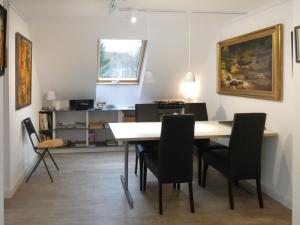 ein Esszimmer mit einem Tisch und Stühlen in der Unterkunft Holiday Home Grenzenlos by Interhome in Bad Brambach