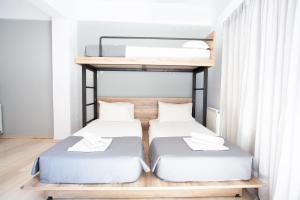 Ein Bett oder Betten in einem Zimmer der Unterkunft Athens Studios