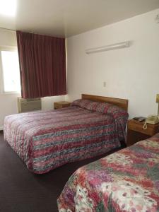 ein Hotelzimmer mit 2 Betten und einem Fenster in der Unterkunft Lees Motel in Edison