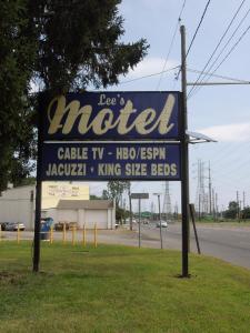 una señal para un motel al lado de una carretera en Lees Motel, en Edison