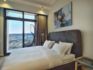 Postel nebo postele na pokoji v ubytování Luxurious Menlyn Maine 1 Bedroom on 12th Floor with Stunning Views & No Load Shedding + 9 fotografií