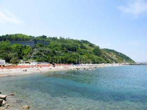 een strand met een groep mensen op het water bij Apartment Casamare Gabicce-5 by Interhome in Castel di Mezzo