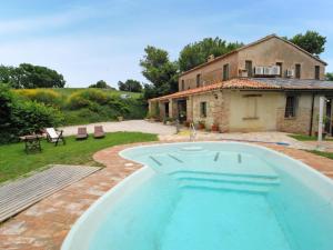 une grande piscine en face d'une maison dans l'établissement Apartment Casamare Gabicce-5 by Interhome, à Castel di Mezzo