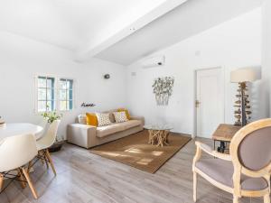 una sala de estar con un sofá y una mesa en Holiday Home Quinta de Santa Emilia 2 by Interhome, en São Martinho 16 fotos más