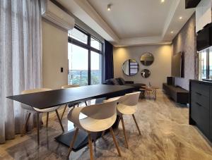 TV a/nebo společenská místnost v ubytování Luxurious Menlyn Maine 1 Bedroom on 12th Floor with Stunning Views & No Load Shedding