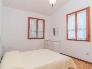 Posteľ alebo postele v izbe v ubytovaní Holiday Home Villa Monte Nai - REI420 by Interhome