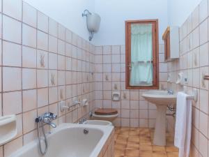 Kúpeľňa v ubytovaní Holiday Home Villa Monte Nai - REI420 by Interhome