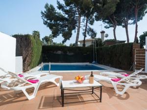 Bazén v ubytovaní Holiday Home La Palmera by Interhome alebo v jeho blízkosti