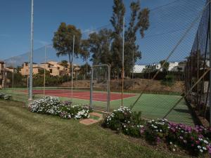 Tenis alebo squash v ubytovaní Holiday Home La Palmera by Interhome alebo jeho okolí