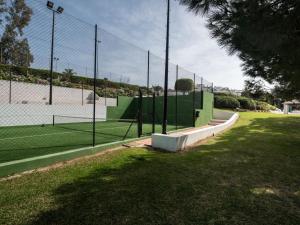 Tenis alebo squash v ubytovaní Holiday Home La Palmera by Interhome alebo jeho okolí