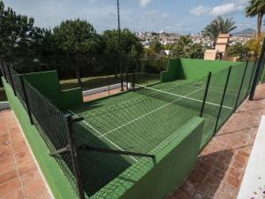 Tenis alebo squash v ubytovaní Holiday Home La Palmera by Interhome alebo jeho okolí