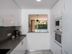 Kuchyňa alebo kuchynka v ubytovaní Holiday Home La Palmera by Interhome