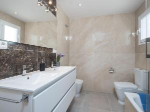 Kúpeľňa v ubytovaní Holiday Home La Palmera by Interhome