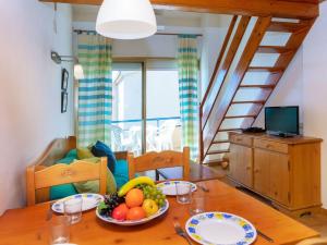 A television and/or entertainment centre at Apartment Edificio Tamarius by Interhome