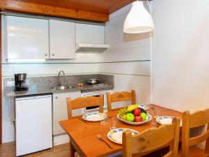 A kitchen or kitchenette at Apartment Edificio Tamarius by Interhome