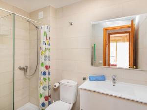 A bathroom at Apartment Edificio Tamarius by Interhome