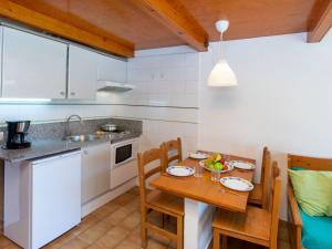 A kitchen or kitchenette at Apartment Edificio Tamarius by Interhome