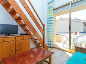 Televízia a/alebo spoločenská miestnosť v ubytovaní Apartment Edificio Tamarius by Interhome