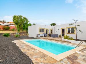 Villa con piscina frente a una casa en Holiday Home Vista del Mar 2 by Interhome, en La Oliva