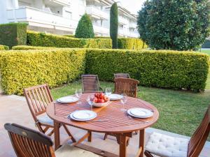 Vonkajšia záhrada v ubytovaní Apartment GreenMar B Down-bajo acceso piscina-Pool by Interhome