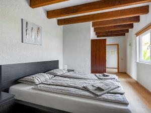 1 dormitorio con 1 cama grande con almohadas a rayas en Holiday Home Vista del Mar 2 by Interhome, en La Oliva