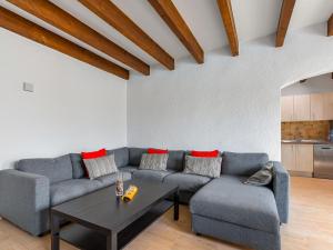 sala de estar con sofá y mesa en Holiday Home Vista del Mar 2 by Interhome, en La Oliva