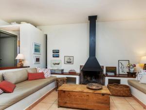 - un salon avec un canapé et une cheminée dans l'établissement Apartment Chelo by Interhome, à Calella de Palafrugell