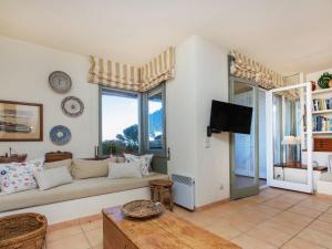 - un salon avec un canapé et une télévision dans l'établissement Apartment Chelo by Interhome, à Calella de Palafrugell
