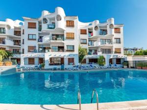 Bazén v ubytování Apartment Carabela Front Beach & Pool by Interhome nebo v jeho okolí