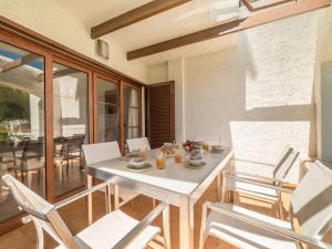 Posezení v ubytování Apartment Carabela Front Beach & Pool by Interhome