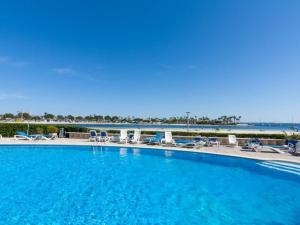 Bazén v ubytování Apartment Carabela Front Beach & Pool by Interhome nebo v jeho okolí