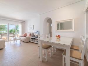 Posezení v ubytování Apartment Carabela Front Beach & Pool by Interhome