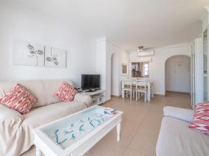 TV a/nebo společenská místnost v ubytování Apartment Carabela Front Beach & Pool by Interhome