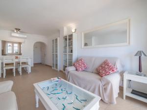 Posezení v ubytování Apartment Carabela Front Beach & Pool by Interhome