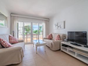 TV a/nebo společenská místnost v ubytování Apartment Carabela Front Beach & Pool by Interhome
