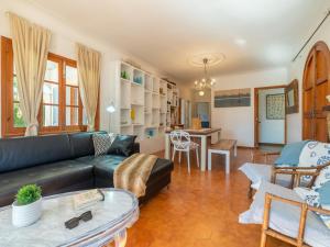 un soggiorno con divano e tavolo di Holiday Home Can Xiroia by Interhome a Alcudia