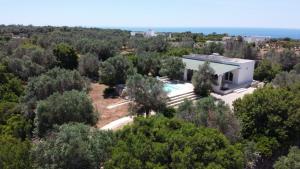 una vista aérea de una casa con piscina en Infinity Pool Villa, en Leuca