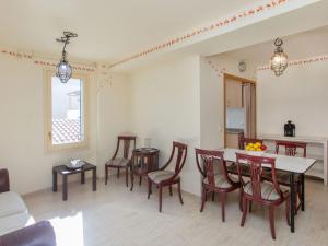 Posezení v ubytování Apartment Mitsu by Interhome