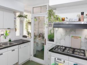 Dapur atau dapur kecil di Apartment Cala Bona by Interhome