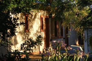 an old house with a window and some plants at Hotel Las Termas in Bernardo Larroudé