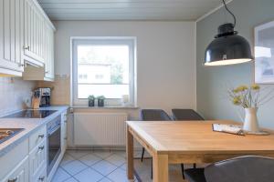 cocina con mesa de madera y ventana en Onkel Theodor, en Husum