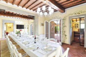 TV a/nebo společenská místnost v ubytování Luxury Villa in Tuscany with Pool near Pisa and Florence - Sixe Bedrooms 12 pl