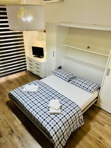 um quarto com 2 camas e uma secretária em La Vacanzella al Gesu' Nuovo em Nápoles