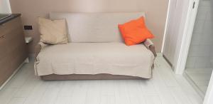 un divano con due cuscini in una stanza di Napoli Capitale a Napoli