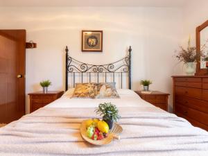 Tempat tidur dalam kamar di Villa Arenal by Interhome