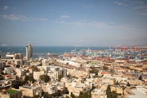 Nespecifikovaný výhled na destinaci Haifa nebo výhled na město při pohledu z hotelu