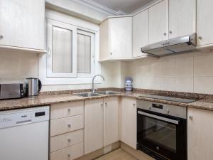 Kuchyňa alebo kuchynka v ubytovaní Apartment Hawai by Interhome + 16 fotografií