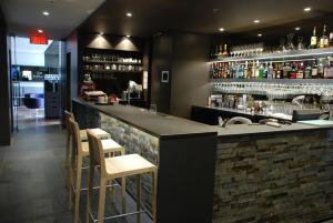 Ο χώρος του lounge ή του μπαρ στο Chez Truchon Bistro-Auberge