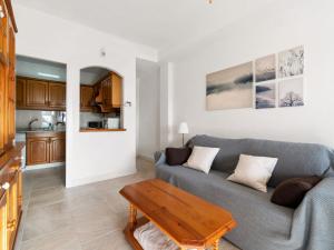 Uma área de estar em Apartment Tamarit I by Interhome